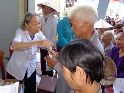 Người nghèo ở Hòa Bình được nhiều đoàn y- bác sĩ đến khám, chăm sóc sức khỏe thường xuyên.