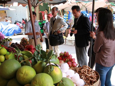 Các chuyên gia Nhật Bản ấn tượng mạnh với các loại trái cây của Vĩnh Long. 