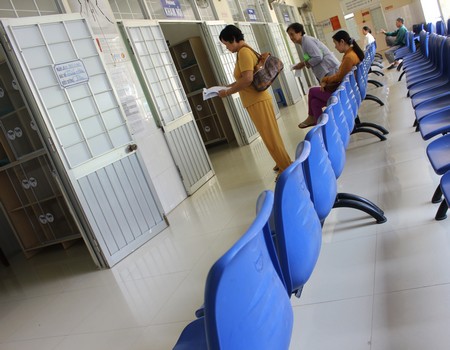 Lượng khám ngoại trú tại bệnh viện tỉnh giảm. Ảnh chụp tại khu khám Khoa Nội, lúc 10 giờ ngày 24/3/2015.