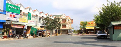 Những dãy nhà phố hình thành quanh chợ tạo diện mạo khang trang cho đô thị mới Song Phú.