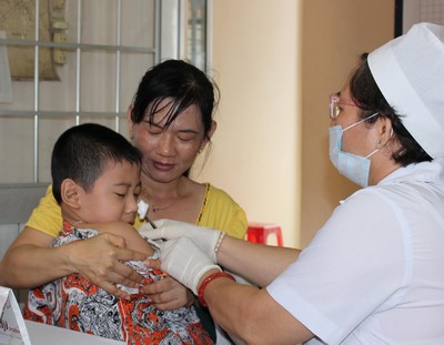 Người dân đưa trẻ đi tiêm chủng vắc xin sởi- rubella trong chương trình tiêm chủng mở rộng.