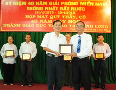 Phó Giám đốc Sở GD- ĐT Vĩnh Long Phạm Văn Hồng trao biểu trưng vinh danh các thầy cô.
