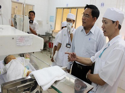 Ông Nguyễn Văn Thanh- Phó Chủ tịch Thường trực UBND tỉnh Vĩnh Long (giữa)- trong một lần thực tế nắm tình hình khám chữa bệnh tại Bệnh viện Đa khoa tỉnh Vĩnh Long.
