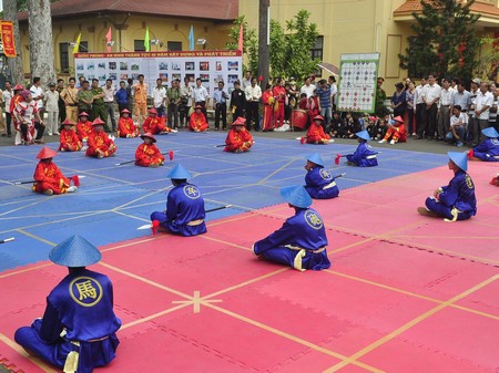 Thi đấu cờ người giữa 2 đội: Phú Đức (Long Hồ) và Phường 4 (TP Vĩnh Long).