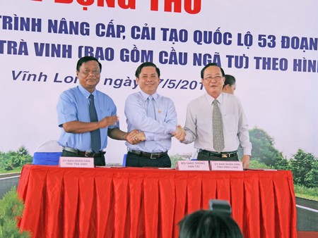 Đại diện lãnh đạo tỉnh Vĩnh Long- Trà Vinh và Thứ trưởng Bộ GTVT Nguyễn Văn Thể ký cam kết hỗ trợ nhà thầu, đơn vị thi công sớm hoàn thành công trình.