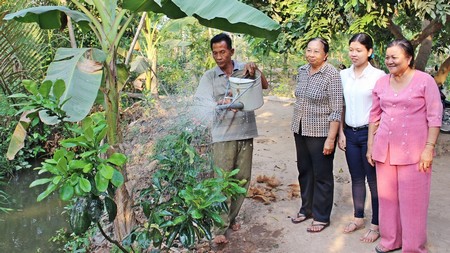 Từ đồng vốn hỗ trợ của hội, ông Ngô Văn Trang (bìa trái) đang tập trung trồng mới cây bưởi, cải thiện đời sống.