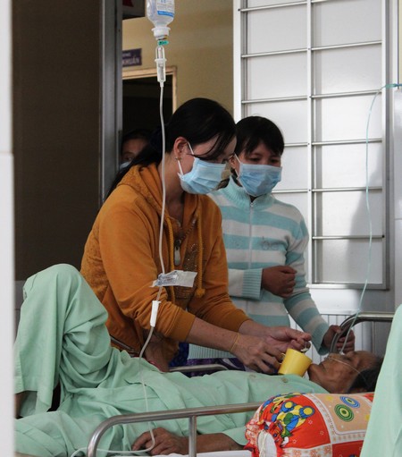 Bệnh nhân lão khoa tại Khoa Nội tim mạch- Lão khoa thuộc Bệnh viện Đa khoa tỉnh Vĩnh Long.