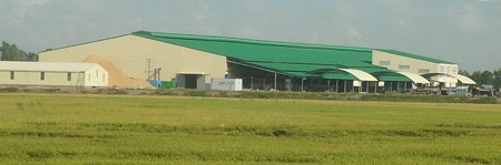 Một góc nhà máy tiêu thụ lúa trong CĐL của Công ty CP BVTV An Giang, tại Vĩnh Bình.