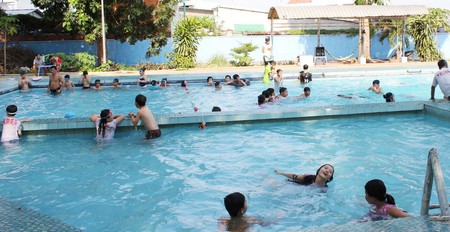 Tầm 14 giờ, hồ bơi Trung tâm Hoạt động thanh thiếu niên bắt đầu đông khách.