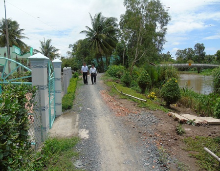Các tuyến đường liên ấp, liên xóm của xã Song Phú đã được nâng cấp thuận lợi cho người dân lưu thông.