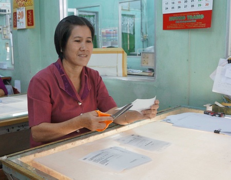 Quản đốc Phân xưởng chữ Nguyễn Thị Thu Hằng cần mẫn với công việc.