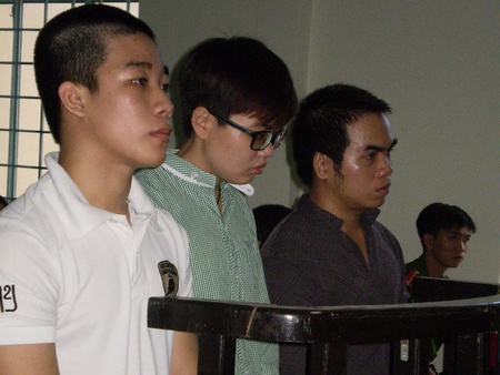 Các bị cáo Phúc (phải), Nhi, Minh tại phiên tòa sơ thẩm.