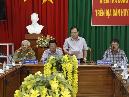 Chủ tịch UBND tỉnh- Trưởng Ban ATGT- Nguyễn Văn Quang kiểm tra công tác ATGT ở huyện Trà Ôn.