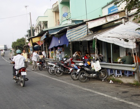 Quán ăn tại dốc cầu Ba Càng, xe 2 bánh đậu lấn chiếm hết làn đường dành cho môtô và xe thô sơ.