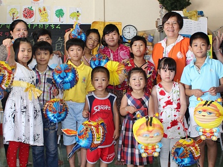 Đại diện Quỹ phúc lợi xã hội EDEN tổ chức trò chơi và trao quà cho các cháu thiếu nhi tại lớp dạy tiếng Hoa miễn phí.