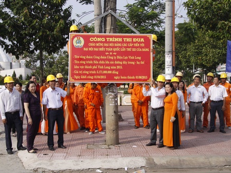 Liên đoàn lao động tỉnh và Công đoàn cơ sở Công ty Điện lực Vĩnh Long gắn biển công trình sửa chữa lớn đường dây điện trung và hạ thế khu vực TPVL, tại đường Phó Cơ Điều, Phường 3.