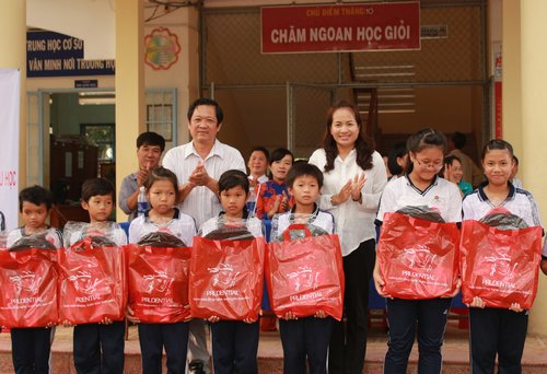 Prudential Việt Nam trao quà hỗ trợ cho 44 học sinh có hoàn cảnh khó khăn ở Trường THCS Trung Hiếu.