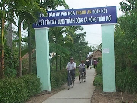 Người dân Khóm 5 (phường Cái Vồn- TX Bình Minh) góp công cùng với địa phương duy tu bờ kè.
