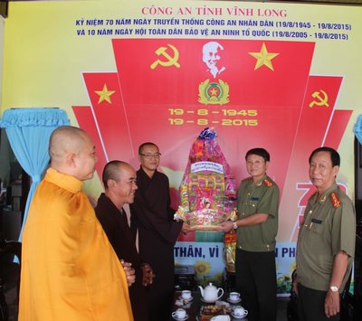 Ban Giám đốc Công an tỉnh Vĩnh Long đón tiếp các chức sắc tôn giáo đến chúc mừng kỷ niệm 70 năm ngày Truyền thống Công an nhân dân Việt Nam. Ảnh: Ái Bình