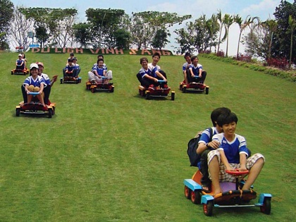 Trò chơi trượt cỏ tại Khu du lịch trang trại Vinh Sang (Vĩnh Long).