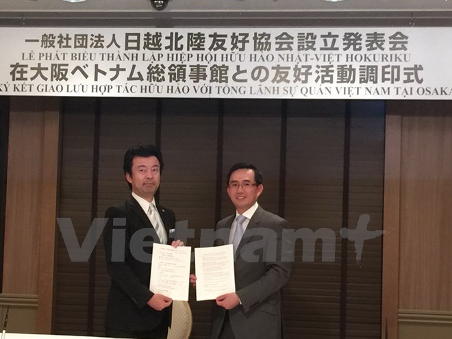 Chủ tịch Hội Matsumura Yoshiaki và Tổng Lãnh sự Việt Nam tại Osaka Trần Đức Bình. (Ảnh: Nguyễn Tuyến/Vietnam+)