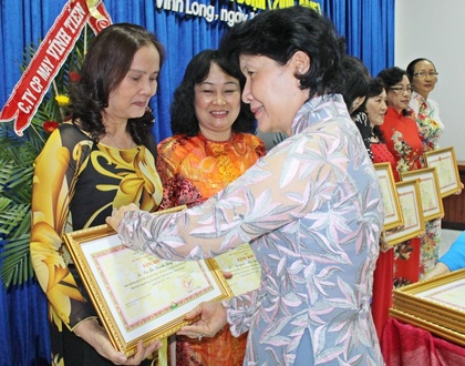 Bà Huỳnh Kim Nguyên- trao bằng khen của UBND tỉnh cho các tập thể, cá nhân xuất sắc.
