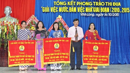 Liên đoàn Lao động tỉnh trao cờ khen cho 3 đơn vị xuất sắc. 