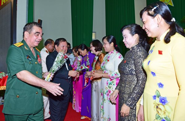 Tặng hoa chúc mừng đại biểu nữ nhân kỷ niệm ngày Thành lập Hội LHPN Việt Nam (20/10).