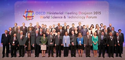 Các đại biểu tham dự Hội nghị cấp Bộ trưởng Khoa học OECD chụp ảnh lưu niệm. Thứ trưởng Trần Quốc Khánh đứng hàng thứ hai, ngoài cùng, bên phải. (Ảnh: Phạm Duy/Vietnam+)