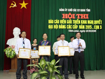 Đồng chí Nguyễn Hiếu Nghĩa- Giám đốc Sở Nội vụ trao giải thưởng cho ba báo cáo viên xuất sắc nhất cụm 3