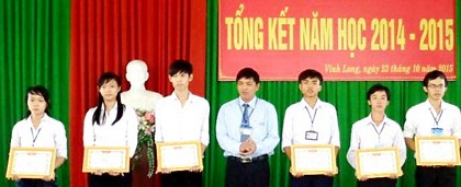 Ông Nguyễn Thanh Tùng- Phó hiệu trưởng trao giấy khen sinh viên.