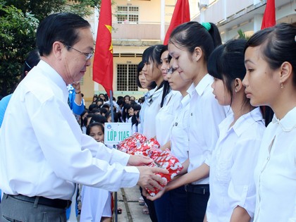  Ông Phan Anh Vũ- Phó Chủ tịch UBND tỉnh tặng quà cho học sinh trường THPT Vĩnh Xuân đậu ĐH 