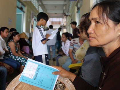 Người dân khám chữa bệnh BHYT tại Bệnh viện Đa khoa huyện Trà Ôn.