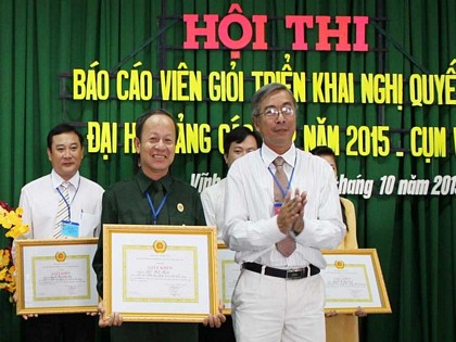 Ban tổ chức trao giải nhất cho thí sinh Lê Đạt Nhân- Hội Cựu chiến binh tỉnh. 