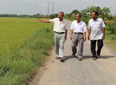 Ông Võ Văn Nhu (bìa trái) đã hiến 1.000m2 đất ruộng để xây Kênh Tuổi Trẻ.