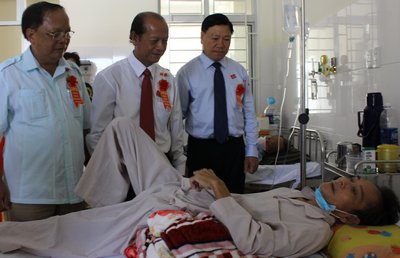 Lãnh đạo tỉnh Vĩnh Long thăm hỏi bệnh nhân tại BV Lao và bệnh phổi.