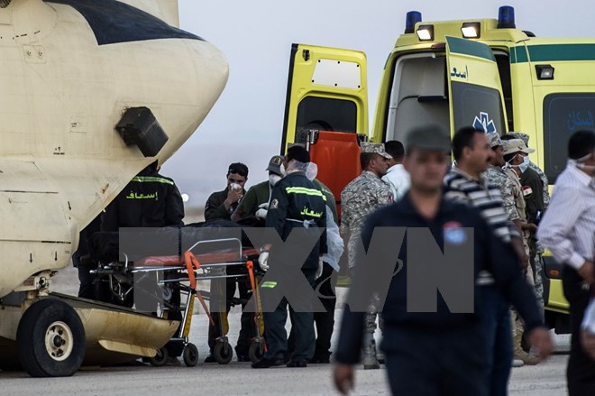 Nhân viên pháp y Ai Cập chuyển thi thể nạn nhân trong vụ rơi máy bay Nga ở bán đảo Sinai tại căn cứ không quân Kabret ngày 31/10. (Nguồn: AFP/TTXVN)