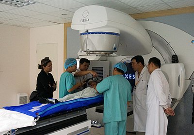 Ca điều trị xạ phẫu đầu tiên ở Việt Nam với bệnh nhân có khối u ở gan. Ảnh: Đắc Đức.