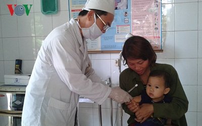 Trẻ em được tiêm miễn phí vắc xin Quinvaxem trong Chương trình tiêm chủng mở rộng.