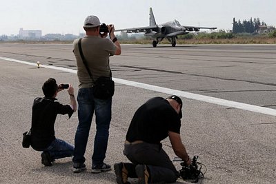  Các phóng viên chụp ảnh chiếc Su-25 chuẩn bị cất cánh. (Nguồn: Bộ Quốc phòng Nga)