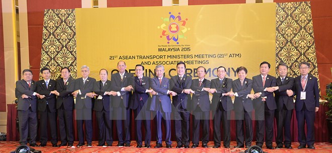 Bộ trưởng Giao thông Việt Nam Đinh La Thăng (thứ 3 từ phải sang) và các đại biểu chụp ảnh chung tại Hội nghị Bộ trưởng Giao thông ASEAN lần thứ 21. (Nguồn: THX/TTXVN)