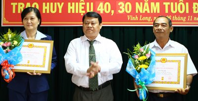  Đồng chí Cao Văn Bé Tư- Phó Bí thư Thường trực Đảng ủy Khối doanh nghiệp trao Huy hiệu 30 tuổi Đảng cho đảng viên