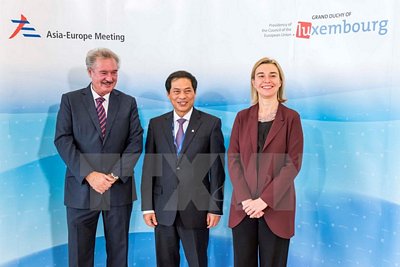 Thứ trưởng Bộ Ngoại giao Bùi Thanh Sơn (giữa) cùng Bộ trưởng Ngoại giao và châu Âu Luxembourg (trái) và Đại diện cấp cao Liên minh châu Âu về chính sách an ninh và đối ngoại. (Ảnh: TTXVN)