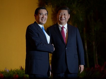Chủ tịch Trung Quốc Tập Cận Bình (phải) và người đứng đầu Đài Loan Mã Anh Cửu. (Nguồn: AFP)