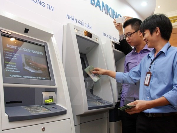 Khách hàng rút tiền tại một điểm giao dịch ATM trên địa bàn Hà Nội. (Ảnh: Trần Việt/TTXVN)