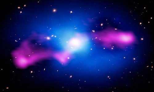 Vụ nổ ở trung tâm cụm thiên hà MS 0735.6+7421 cách Trái Đất 2,6 tỷ năm ánh sáng. Ảnh: NASA.