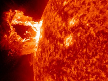Bão mặt trời có thể vô hiệu hóa hệ thống điện trên Trái Đất. Ảnh: NASA