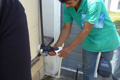Dân làng La Mancalona lấy nước từ bể lọc.Ảnh: MIT