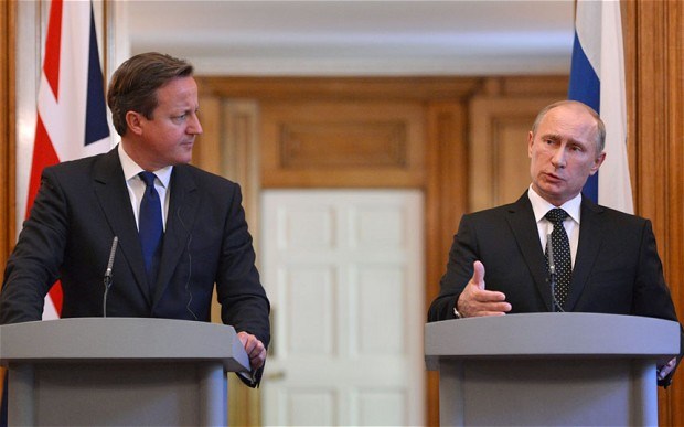 Tổng thống Nga Vladimir Putin (phải) và Thủ tướng Anh David Cameron. (Nguồn: PA)