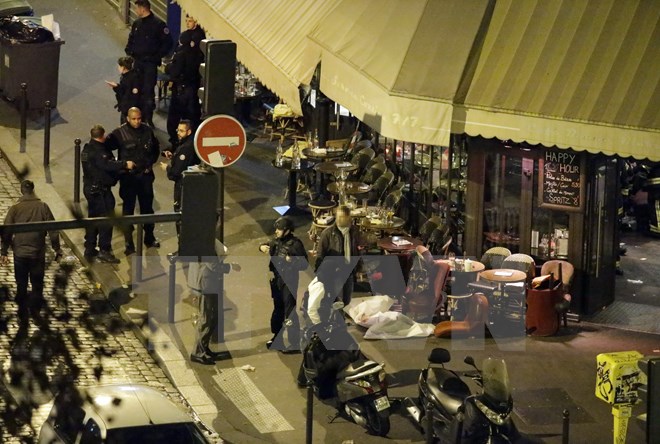 Cảnh sát điều tra tại hiện trường một vụ tấn công khủng bố ở nhà hàng trung tâm Paris ngày 13/11. (Nguồn: AFP/TTXVN)